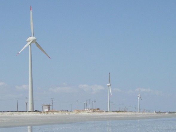 Entre salinas e cataventos, a economia se moderniza para sem romper com as velhas relações políticas. - Foto: